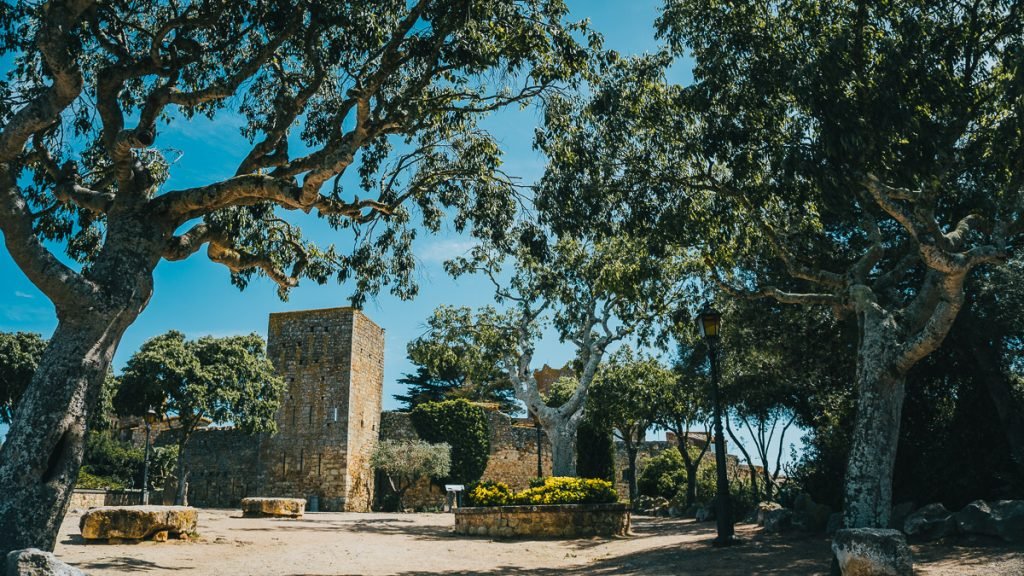 Mirador Josep Pla, zona verde con vistas sobre el Ampurdán