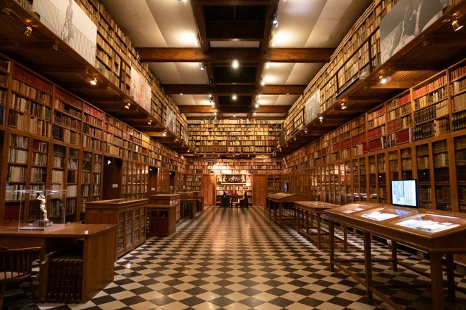 Impresionante biblioteca, con una de las colecciones privadas más espectaculares de Cataluña.