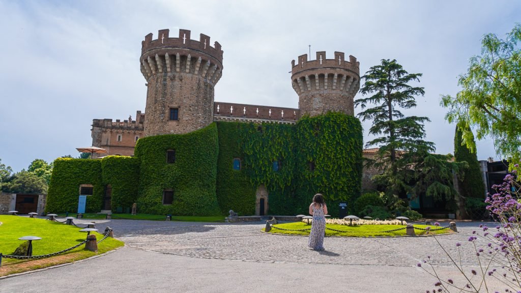 Con el mapa a cuestas en el castillo de Peralada.