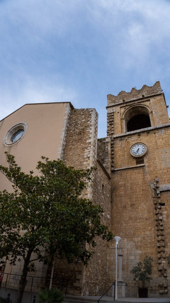 Se puede ver la iglesia de Sant Martí, en Peralada. Peralada en un día